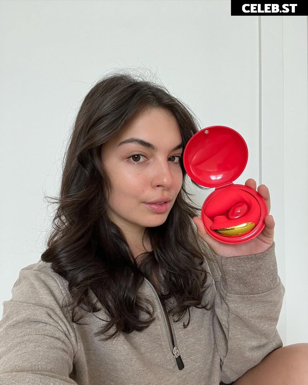 Isabella Gomez Image 23442691