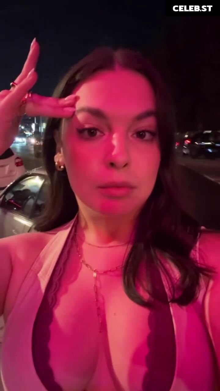 Isabella Gomez Image 23442670