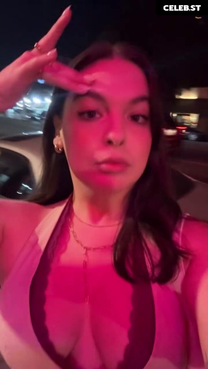 Isabella Gomez Image 23442677