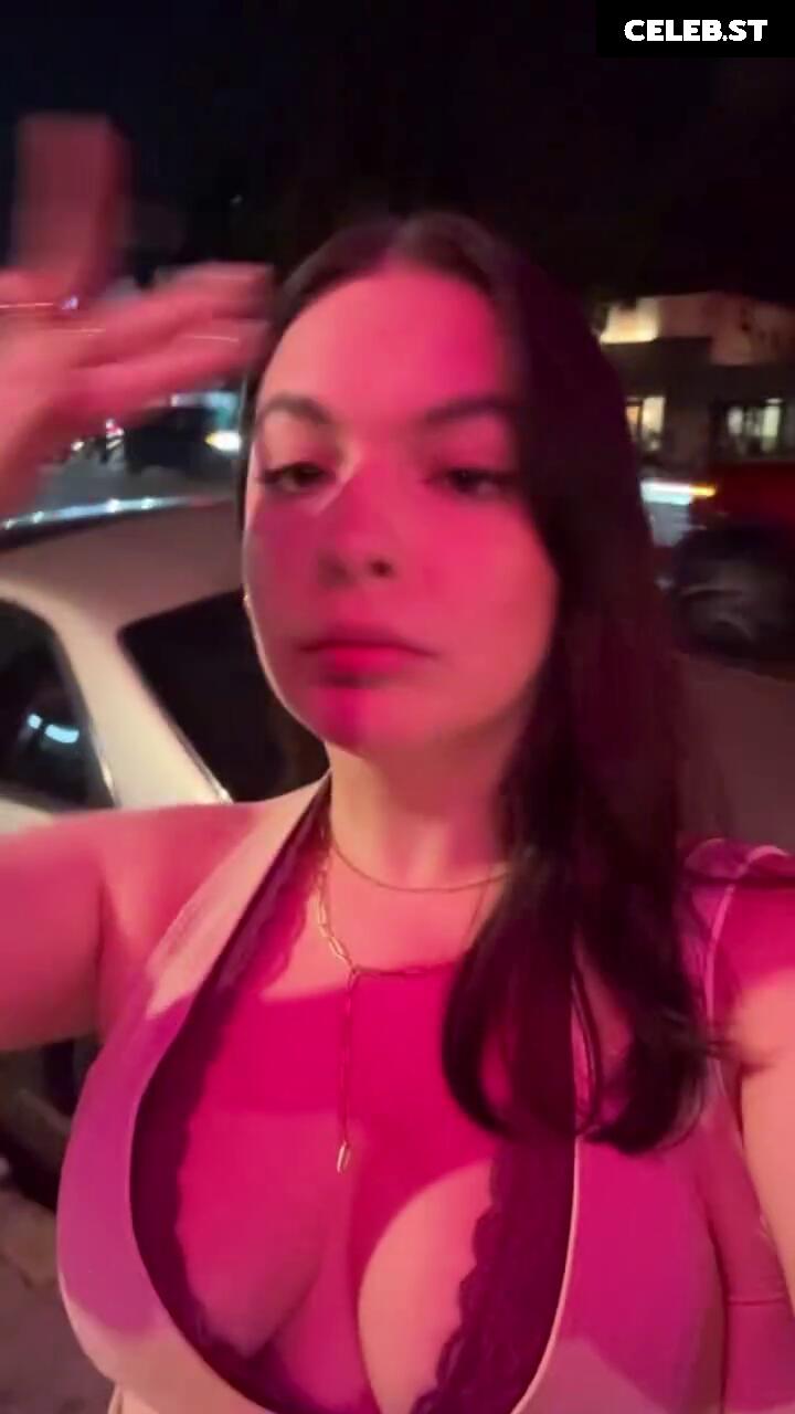 Isabella Gomez Image 23442678