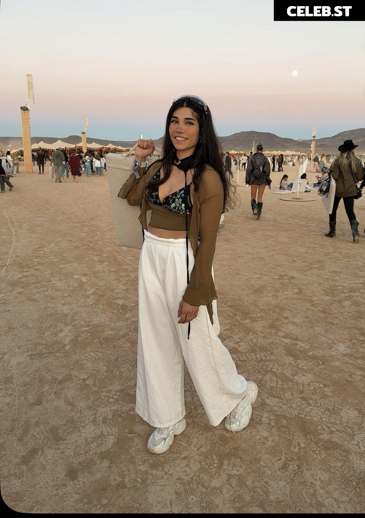Naila Iqbal / alienalianz / NylaWHO / NylaWHO1 Image 23415037