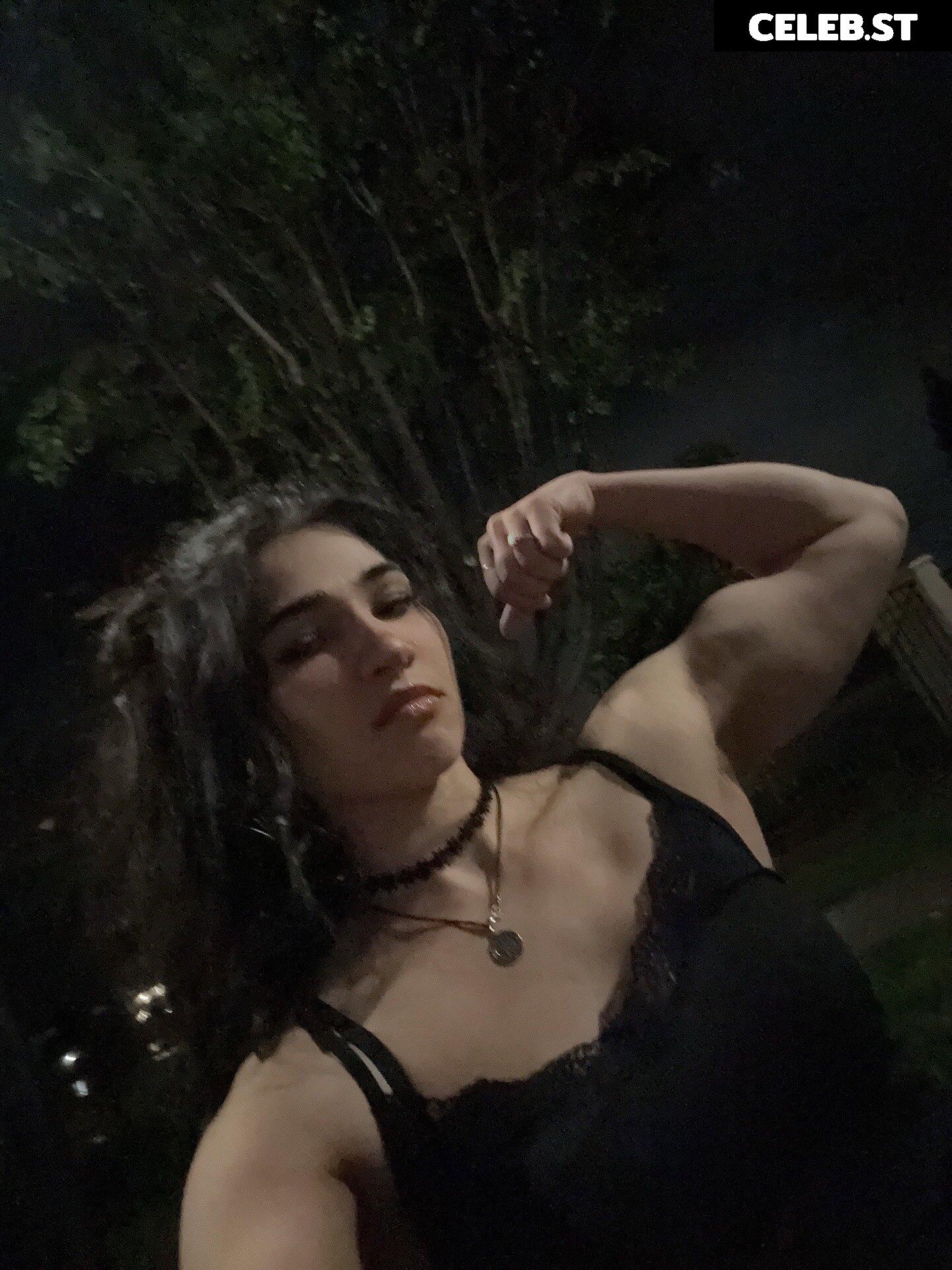 Naila Iqbal / alienalianz / NylaWHO / NylaWHO1 Image 23415065
