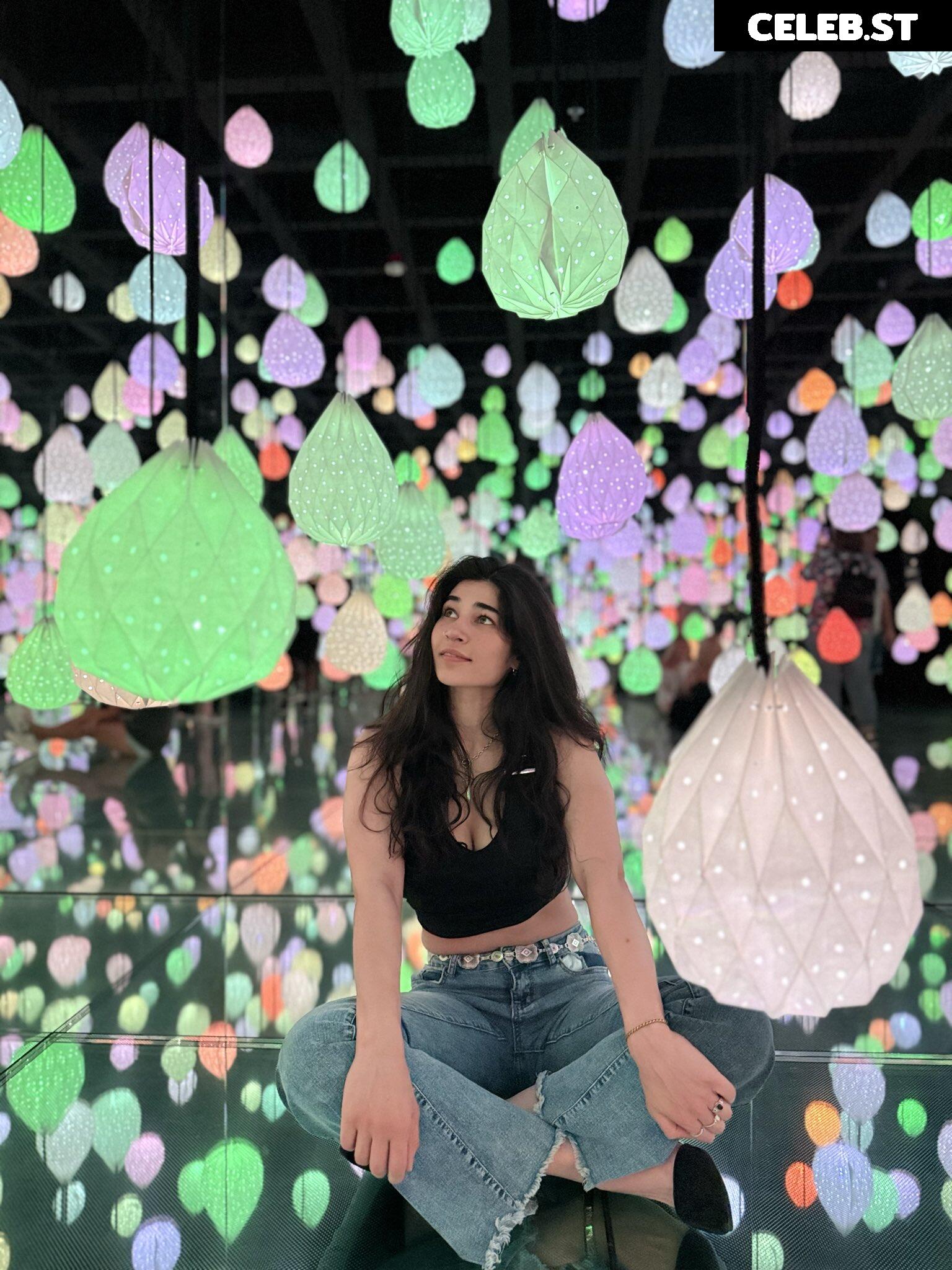 Naila Iqbal / alienalianz / NylaWHO / NylaWHO1 Image 23415043