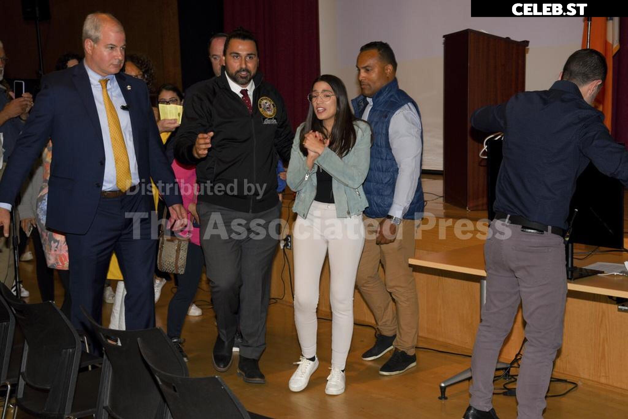 Alexandria Ocasio-Cortez / AOC Image 23409017