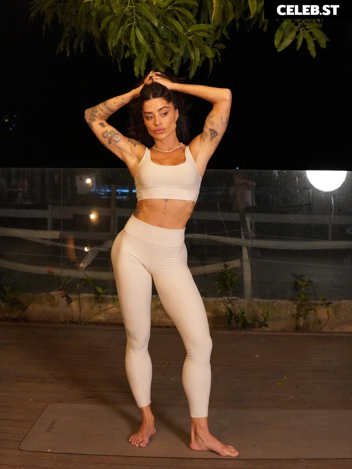 Aline Riscado Image 23499979