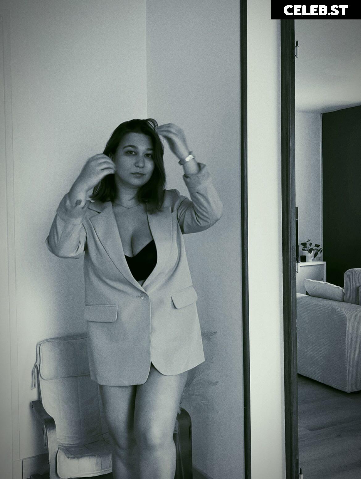 Apoline Perret Image 23396700