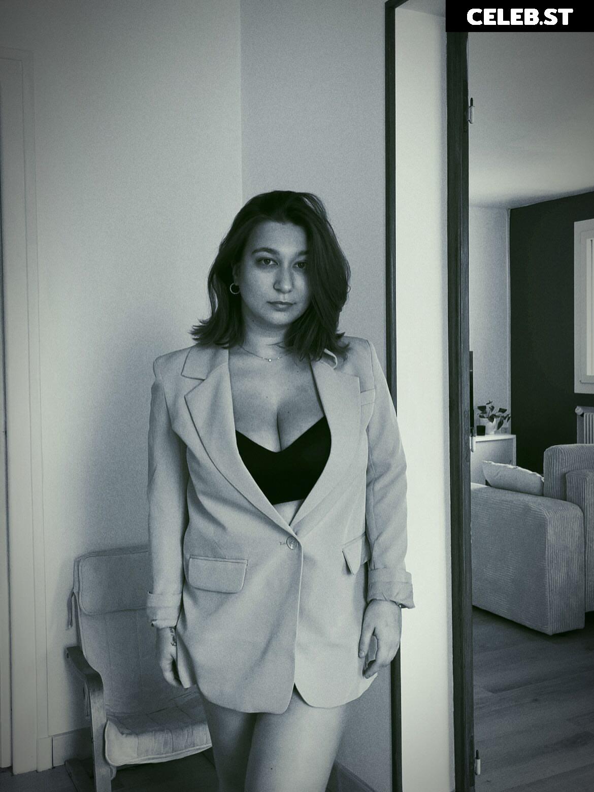 Apoline Perret Image 23396697