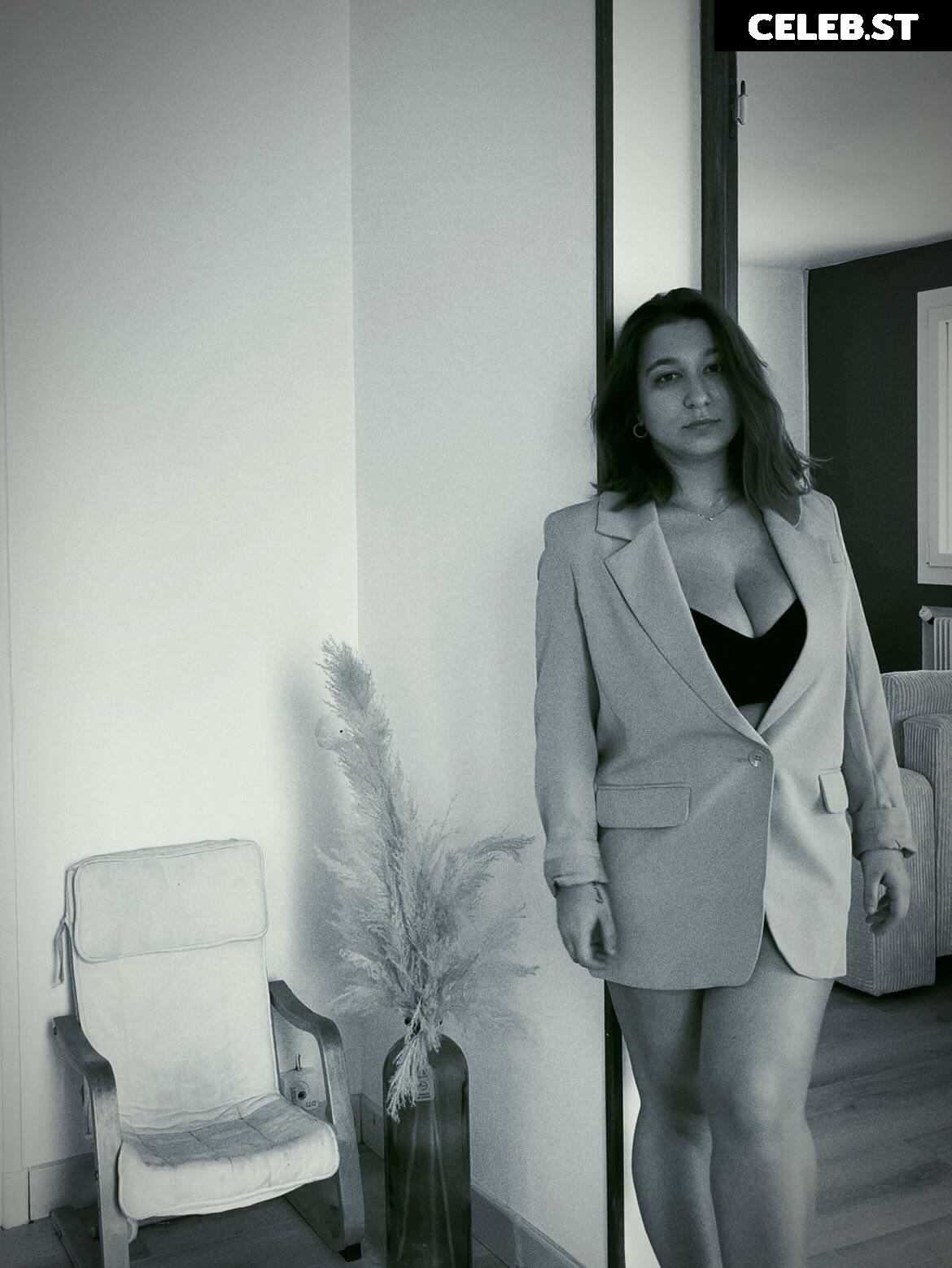 Apoline Perret Image 23396699