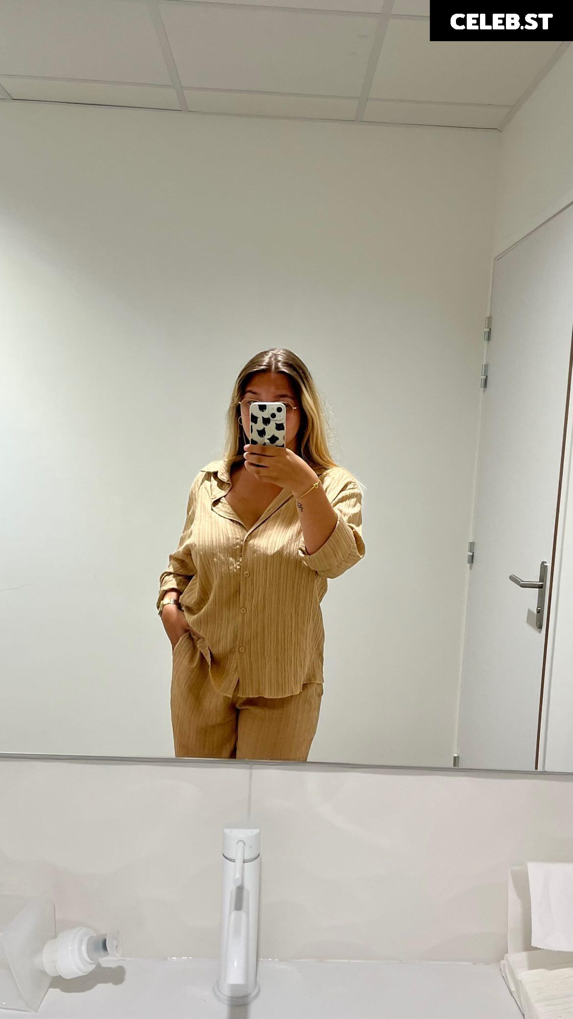 Apoline Perret Image 23396673