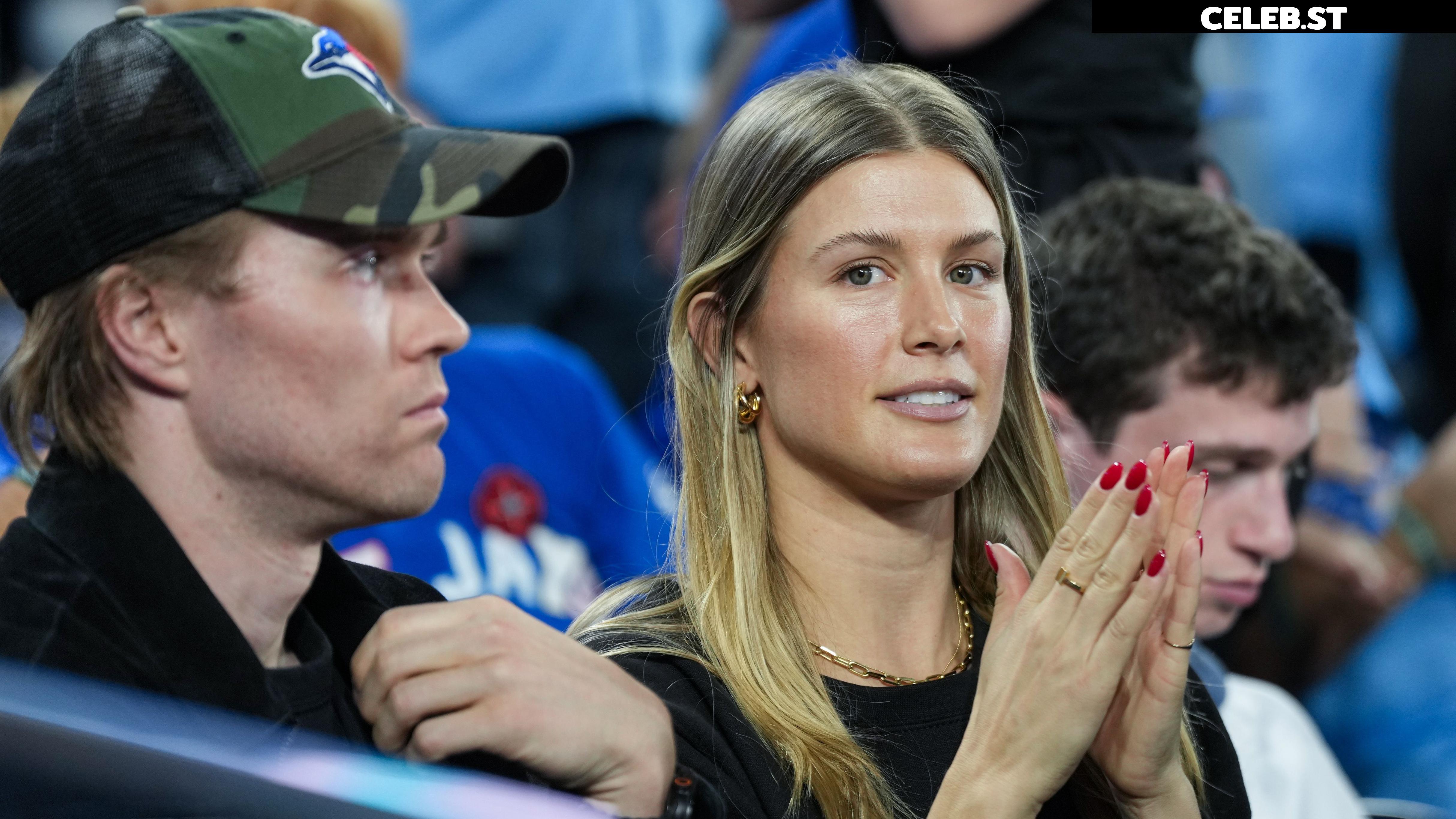 Eugenie "Genie" Bouchard Image 23390580