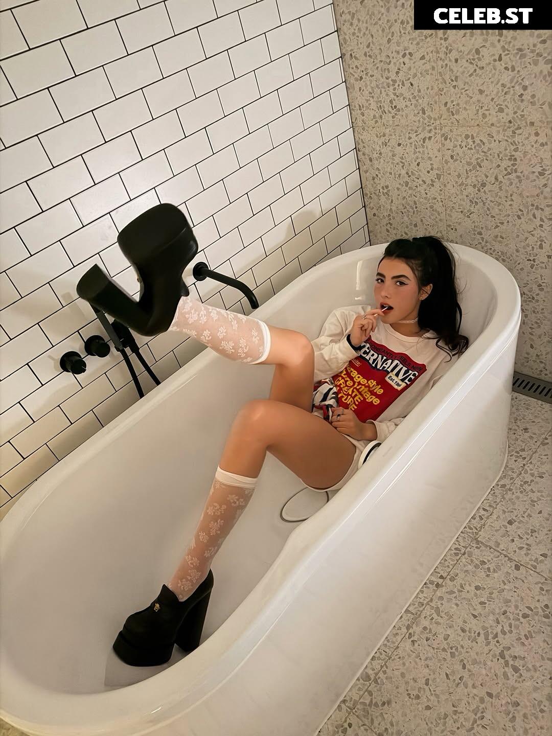 Andrea Botez (leaks = ban) Image 23277580