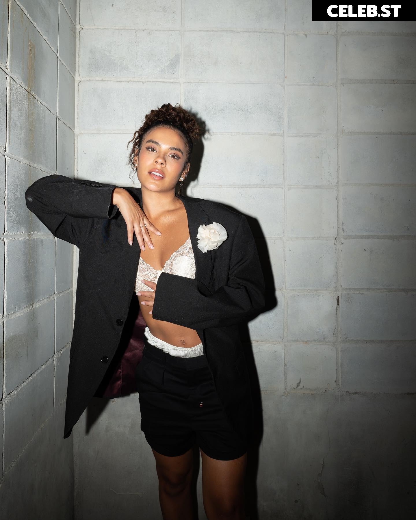 Bella Campos Image 23075181