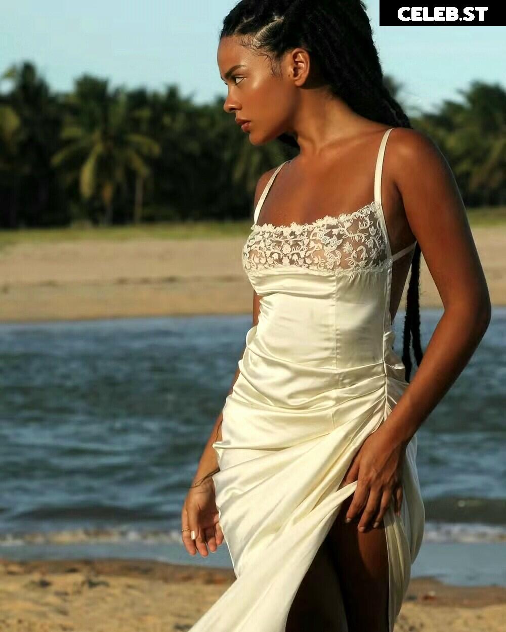 Bella Campos Image 23075224
