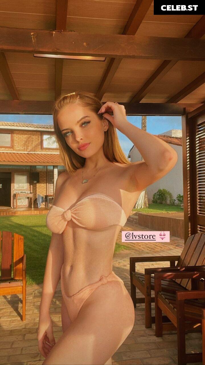 Giovanna Chaves Image 23077160