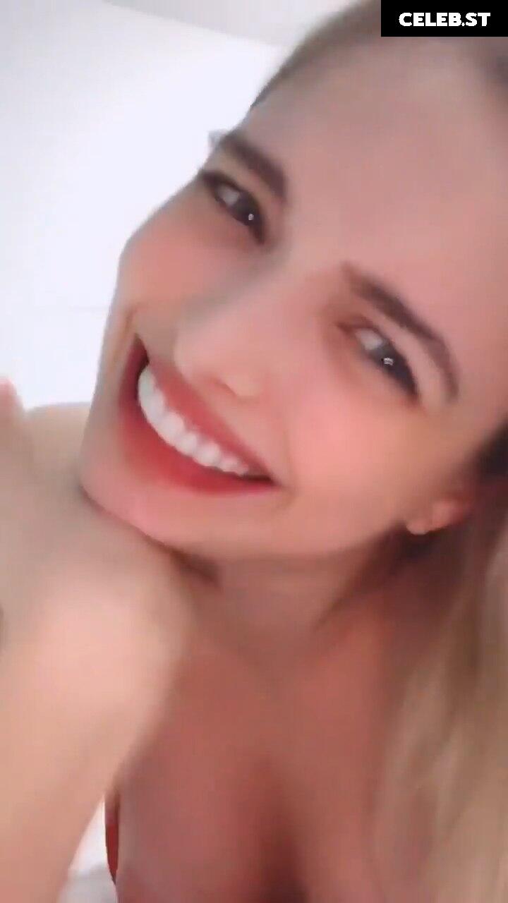 Giovanna Chaves Image 23077031