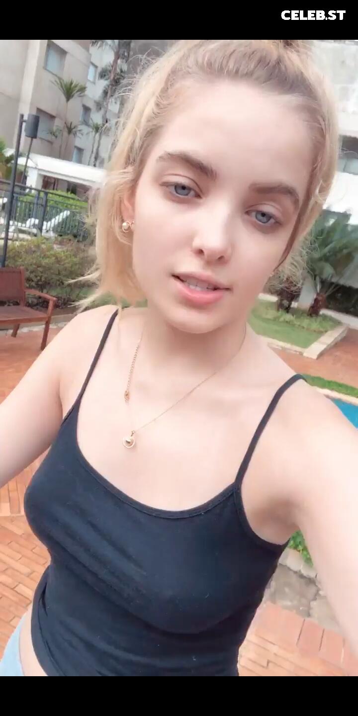 Giovanna Chaves Image 23076997