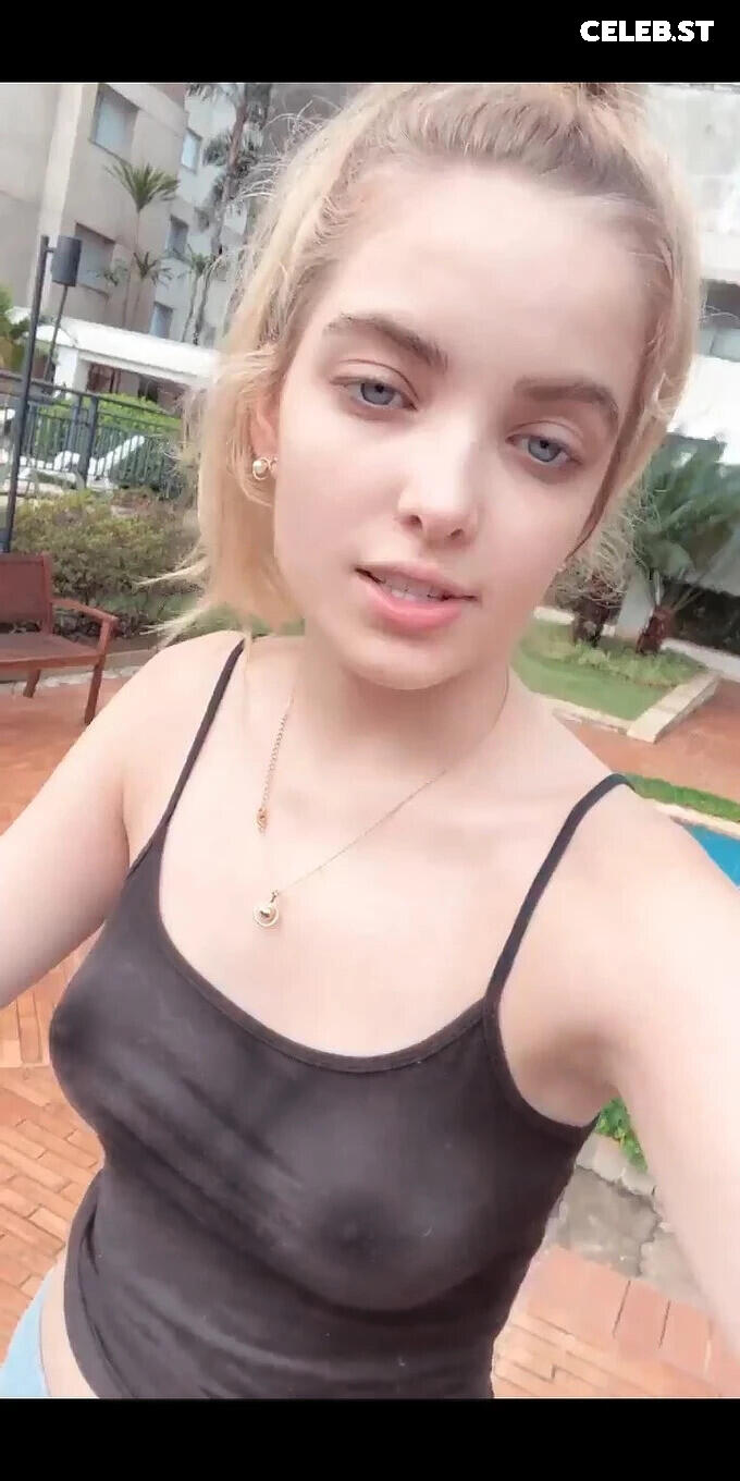 Giovanna Chaves Image 23076998