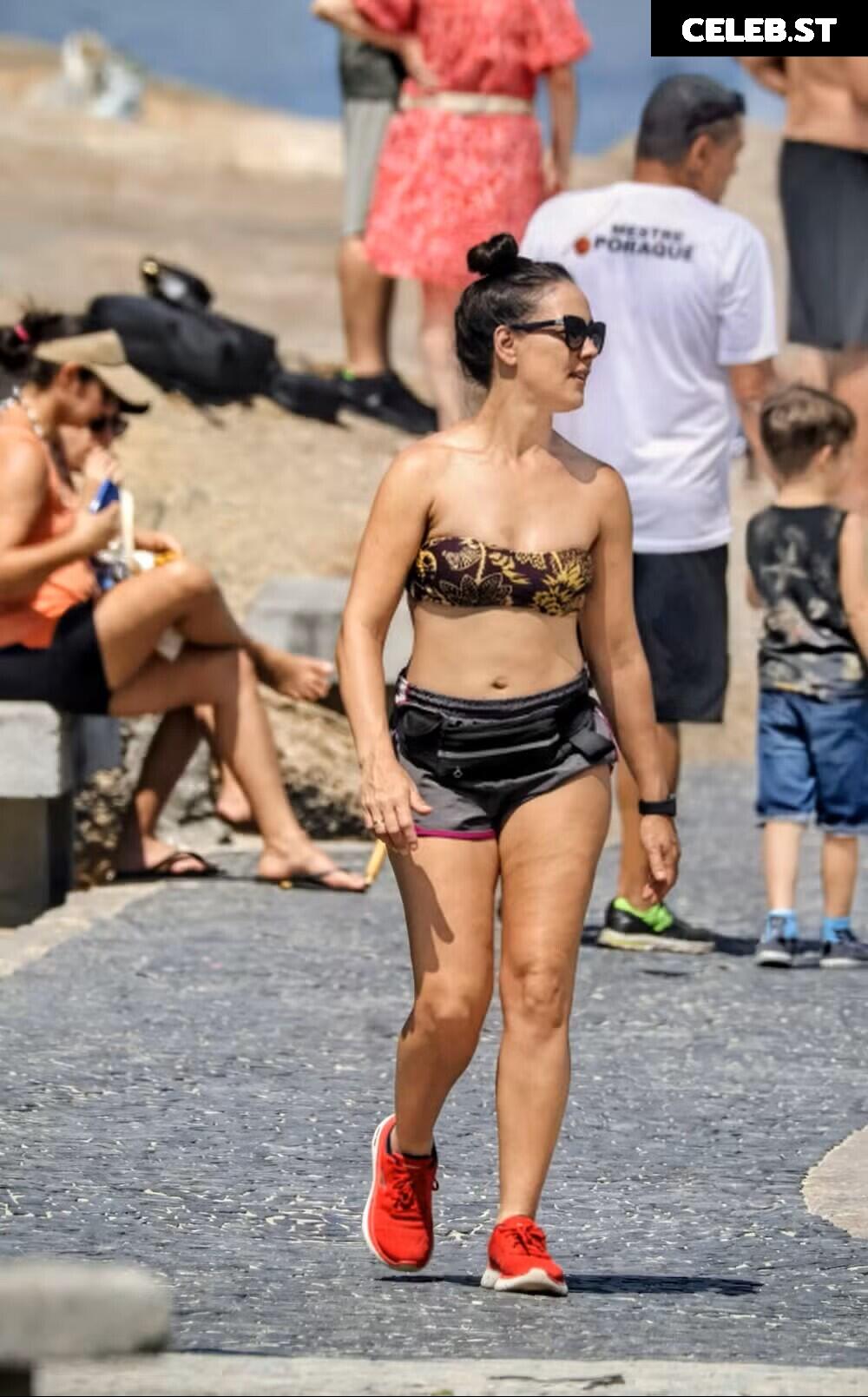 Adriana Birolli Image 23072517