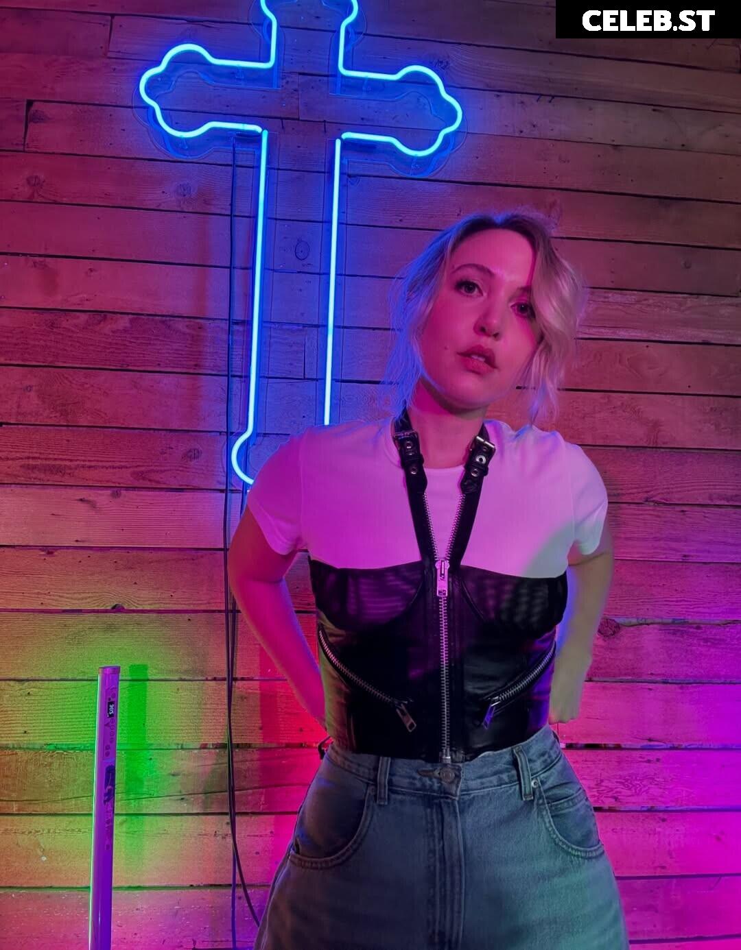 Taylor Tomlinson Image 23048990