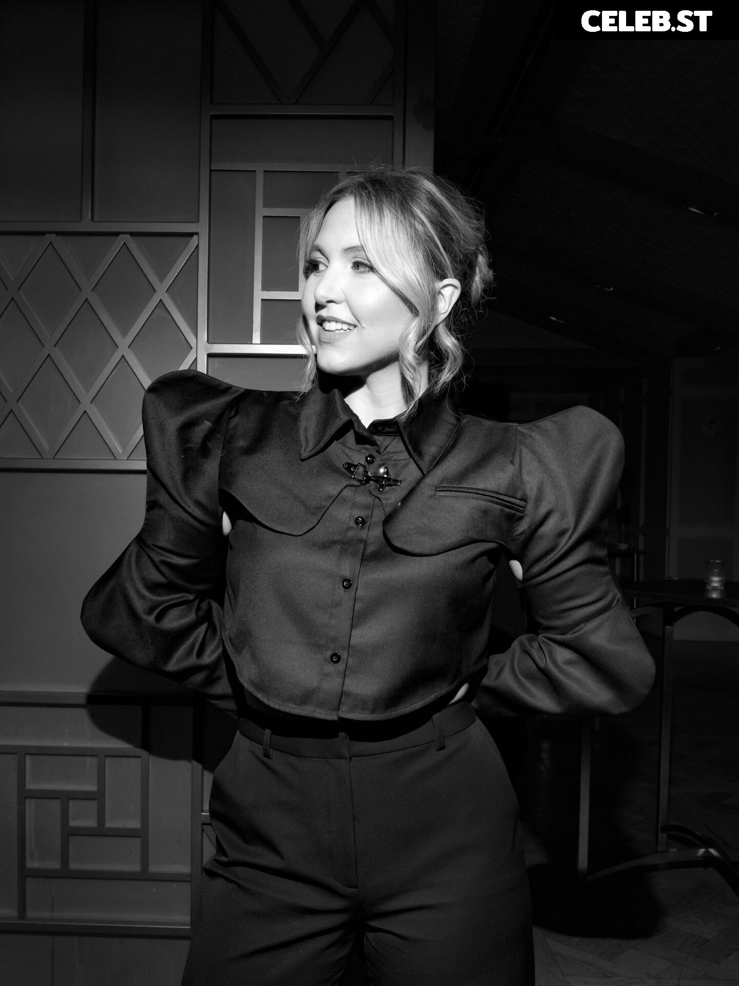 Taylor Tomlinson Image 23048984