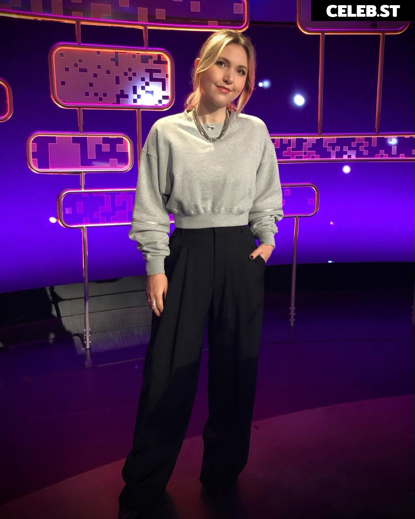 Taylor Tomlinson Image 23048931