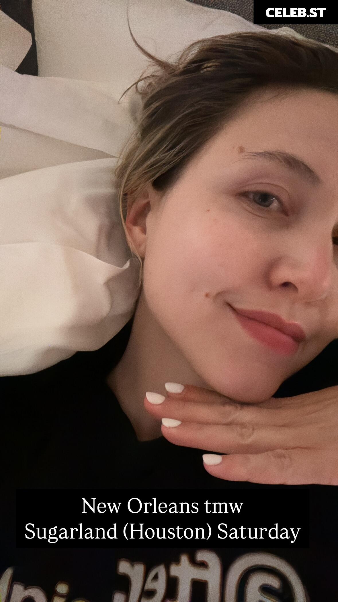 Taylor Tomlinson Image 23048959