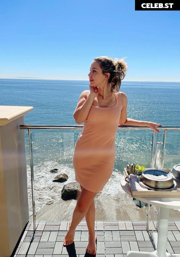 Taylor Tomlinson Image 23048832
