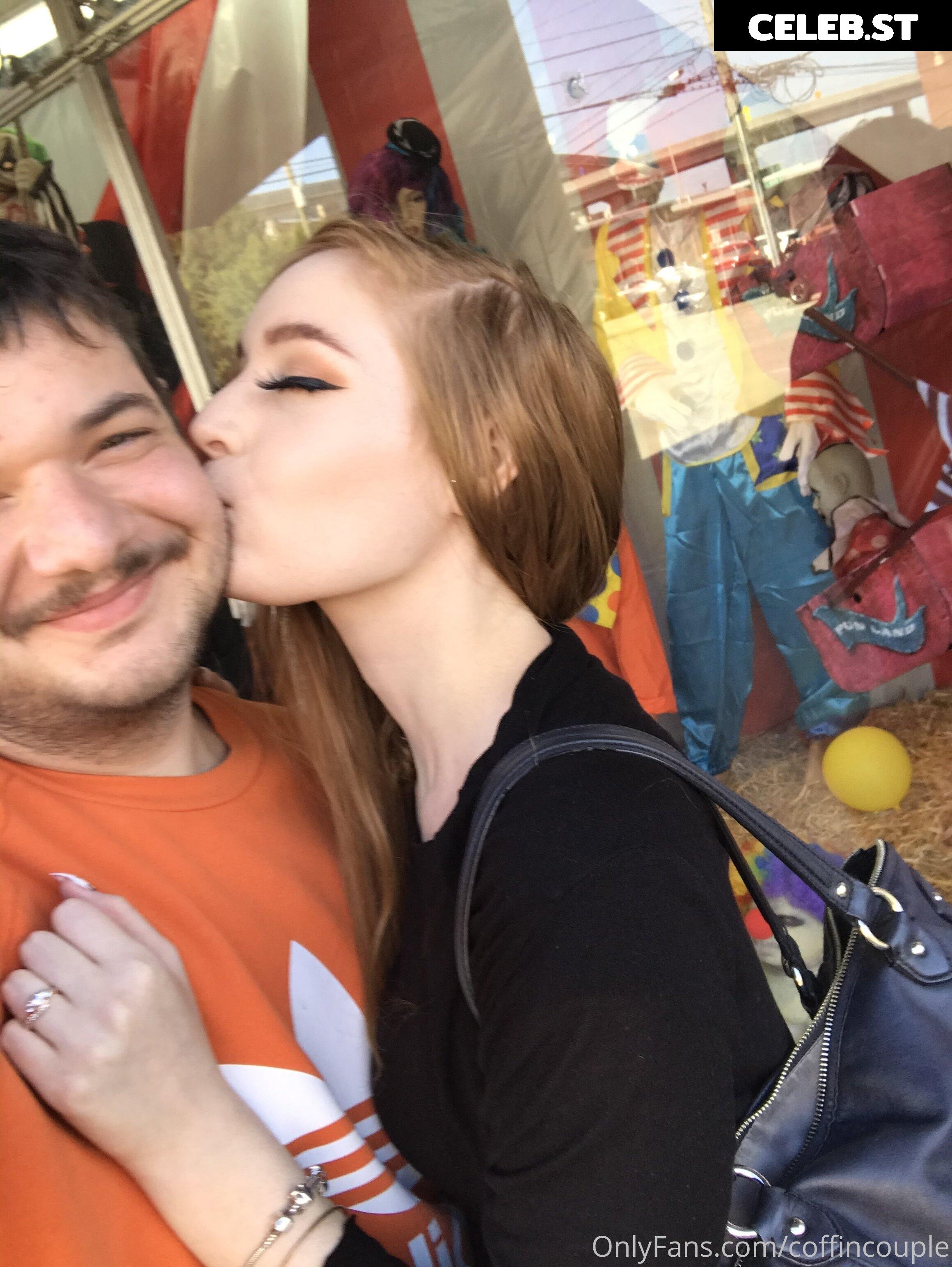 Coffincouple Image 2301283