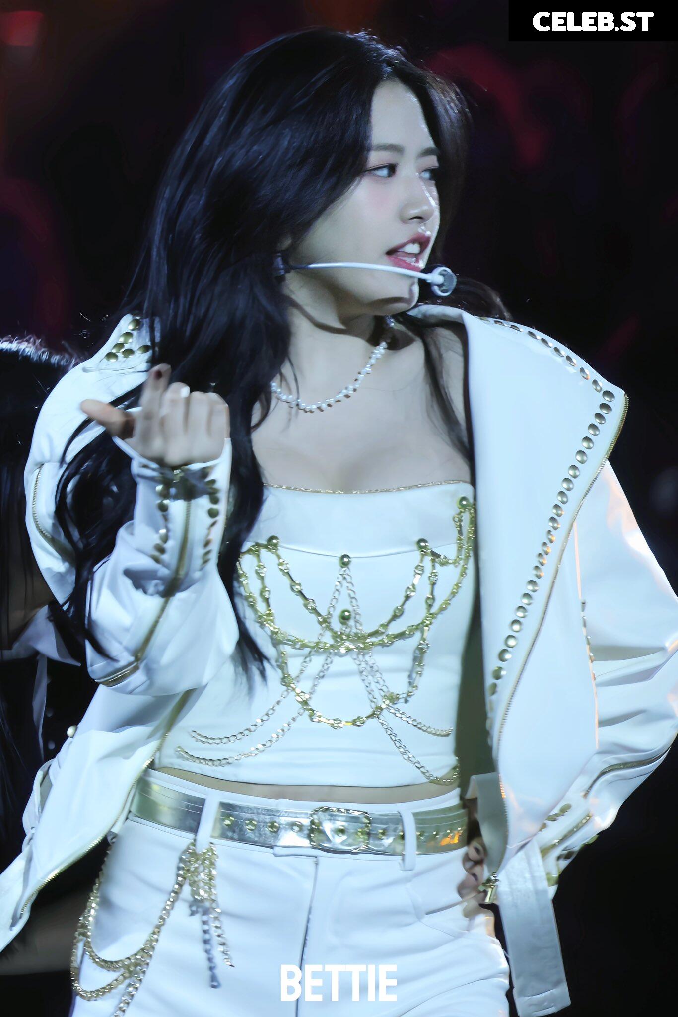 An Yujin 안유진 | YUJIN Image 23028569