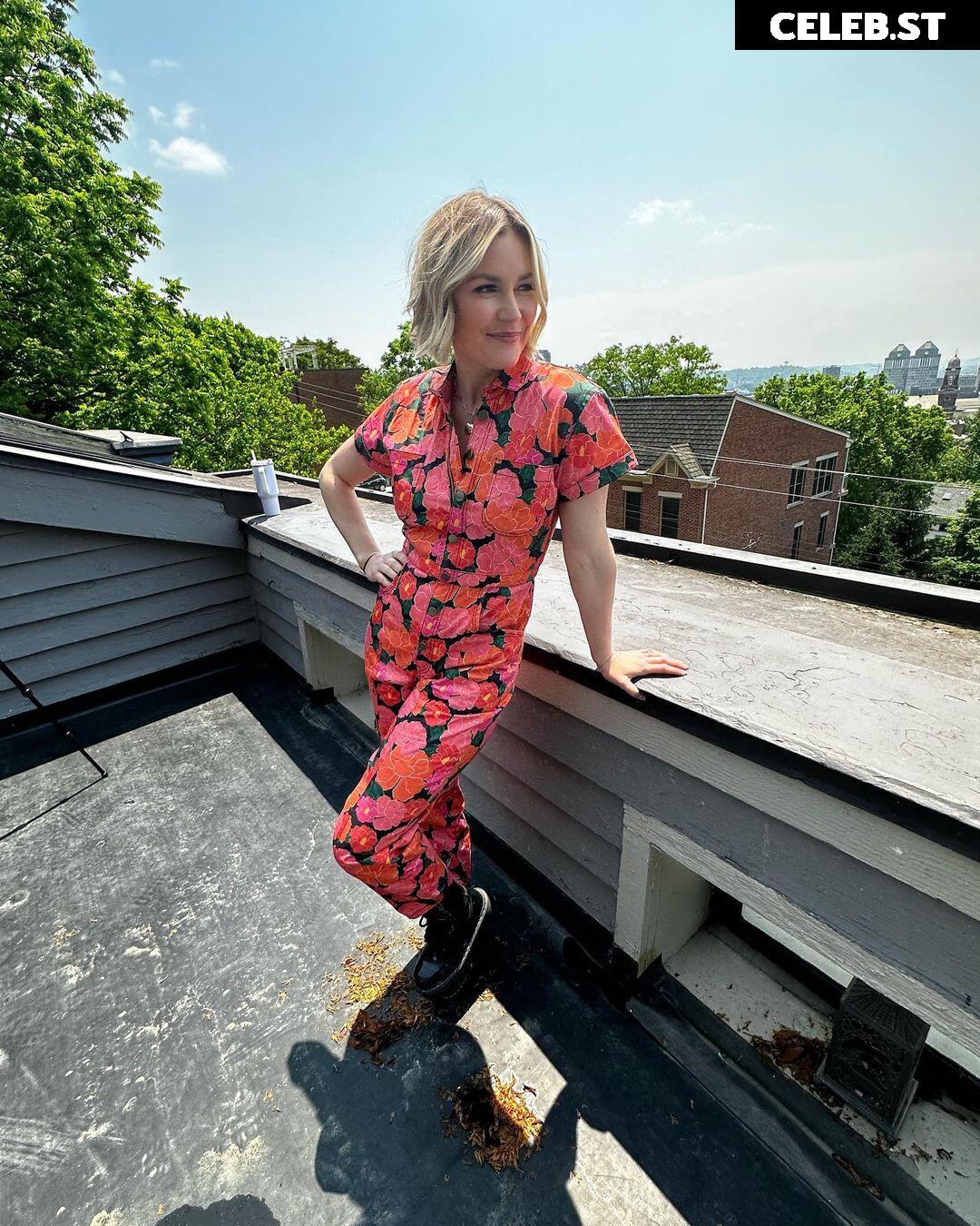 Renee Paquette Image 23089014