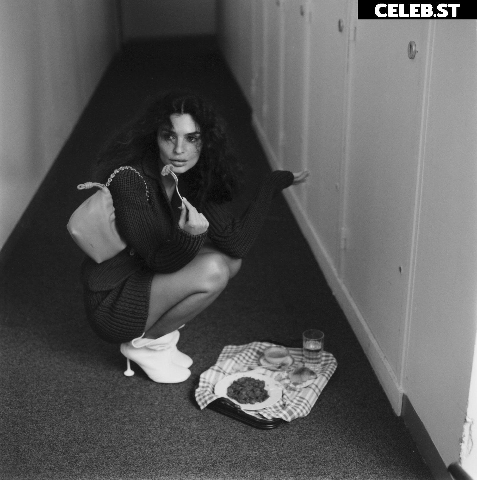 Emily Ratajkowski Image 2896429