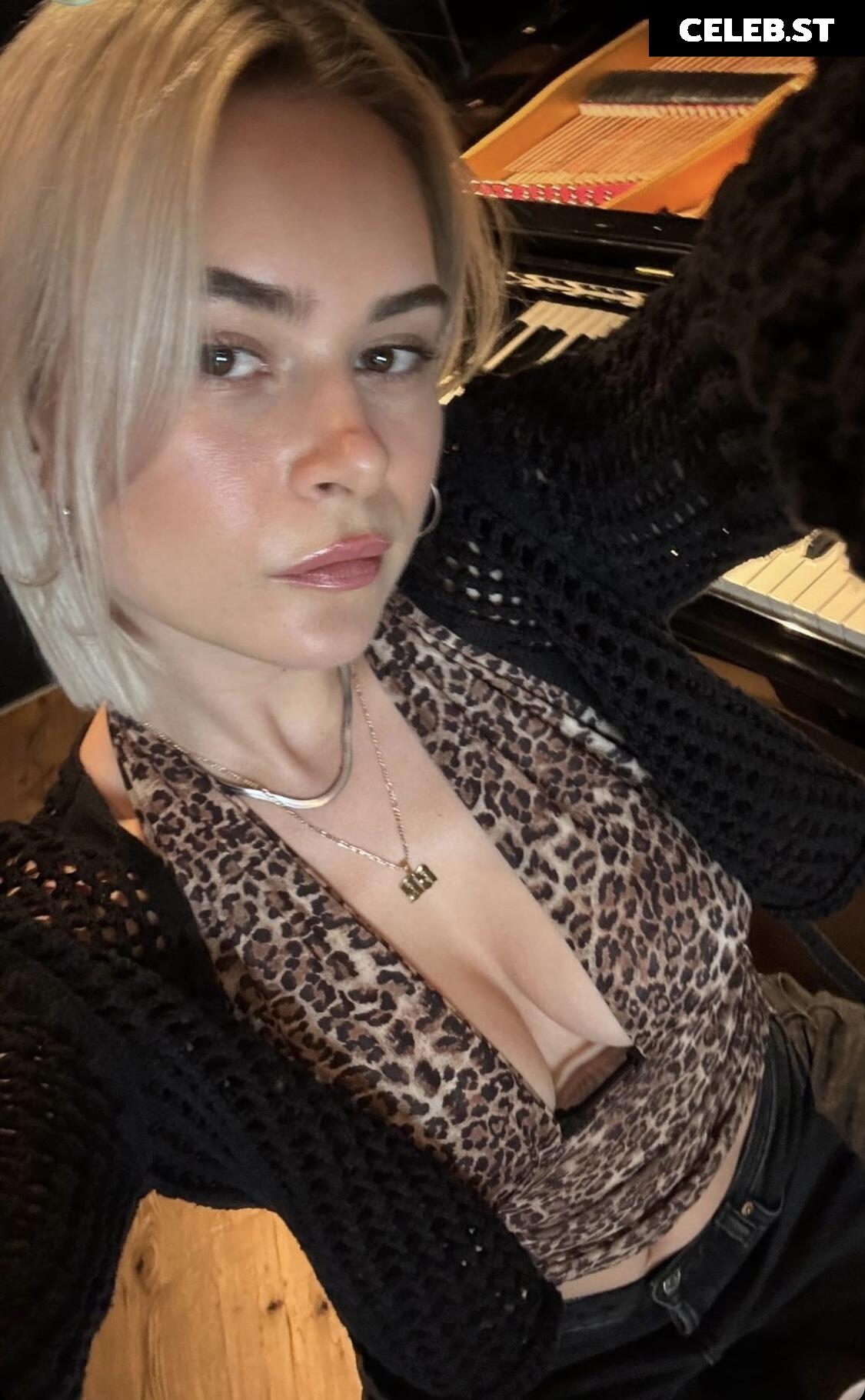 Mathea Image 2884036