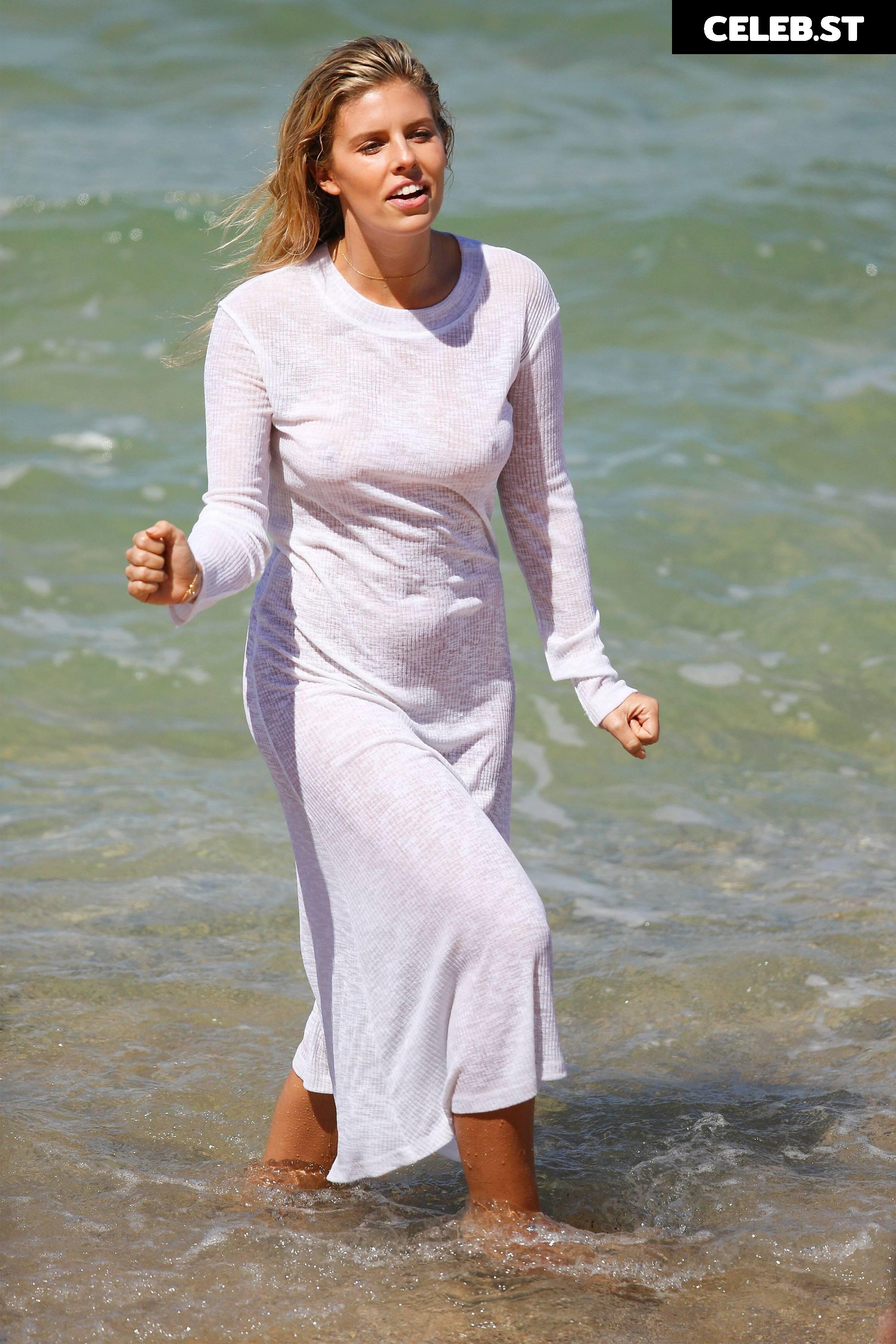 Natasha Oakley Image 2883412