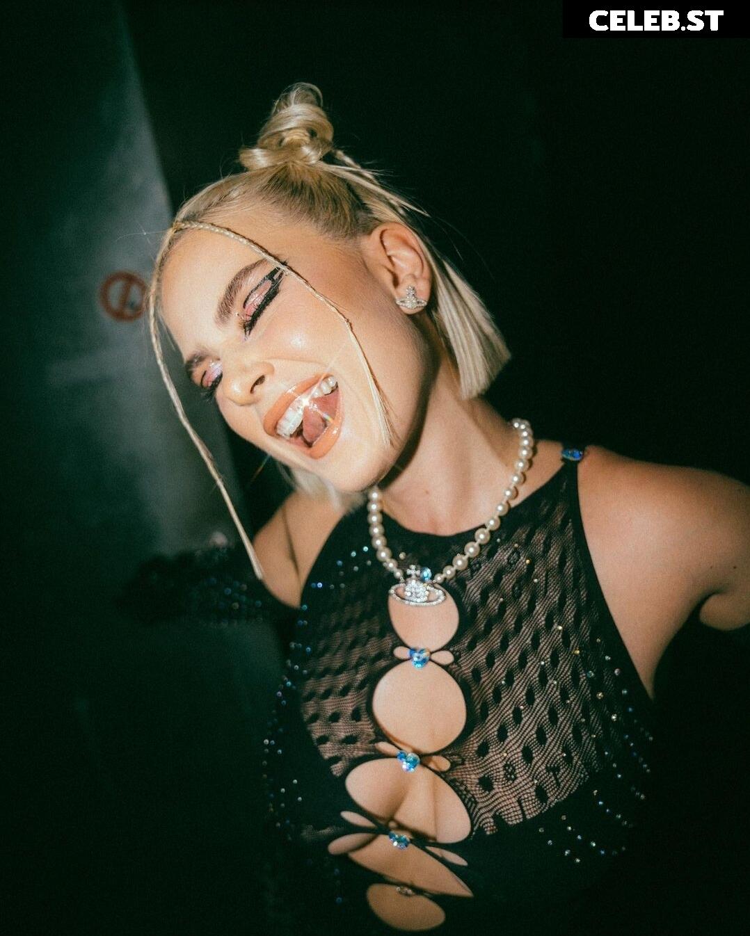 Mathea Image 2883117