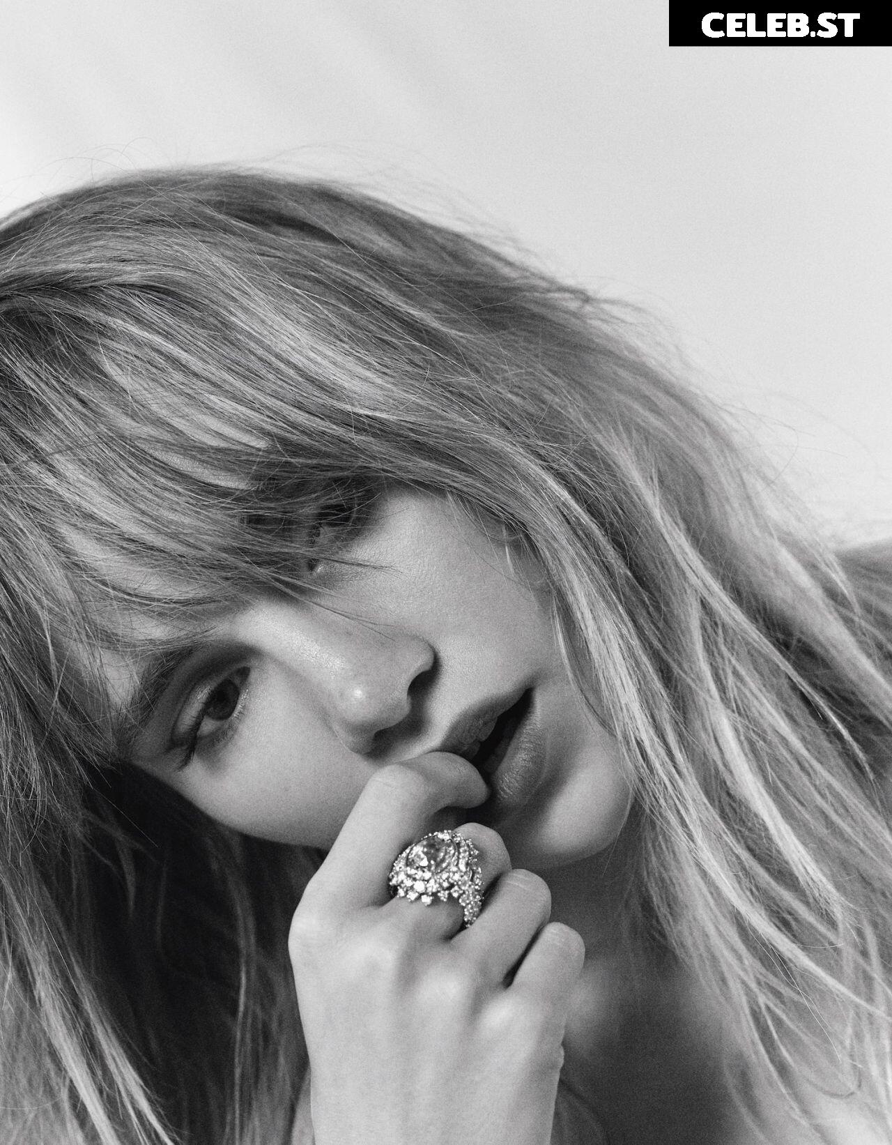Suki Waterhouse Image 2874595