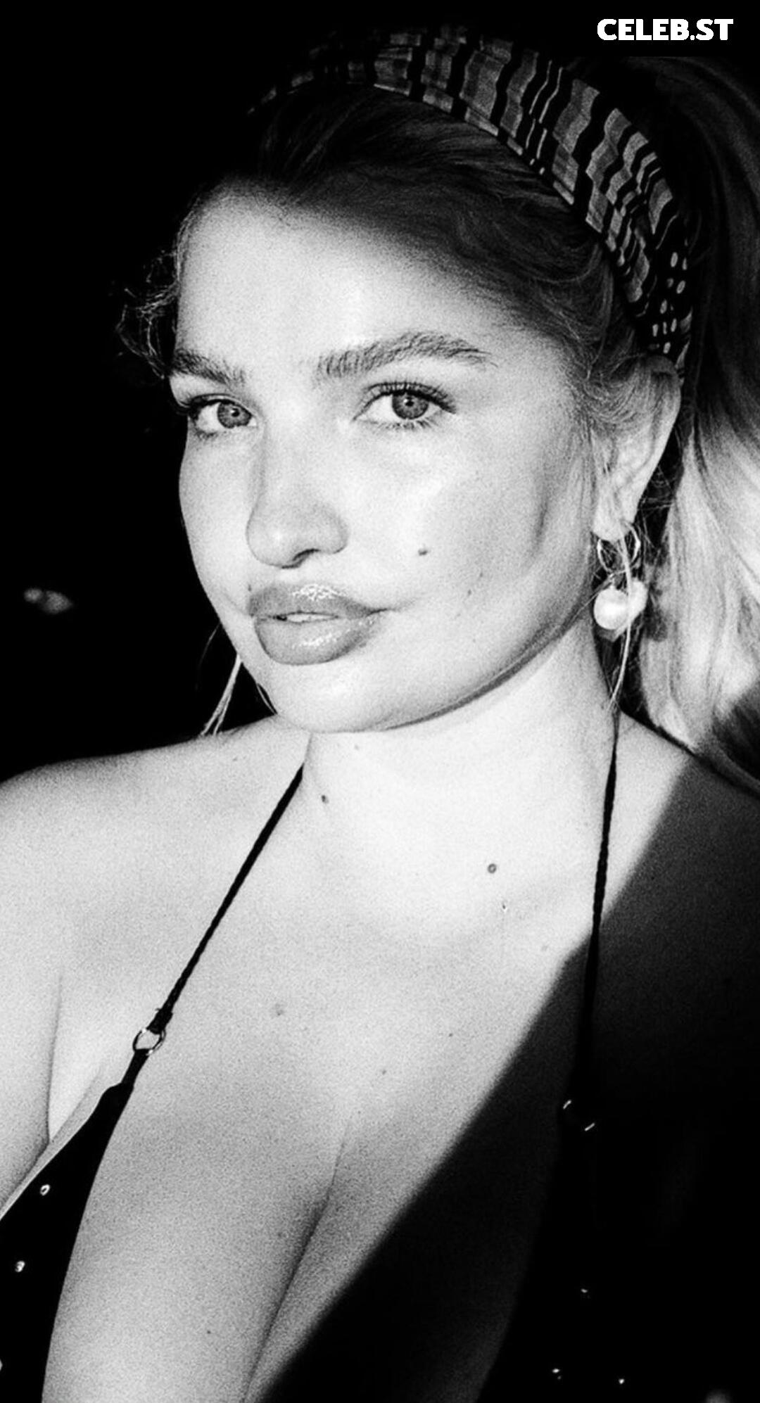 Sarina Nowak Image 2871840