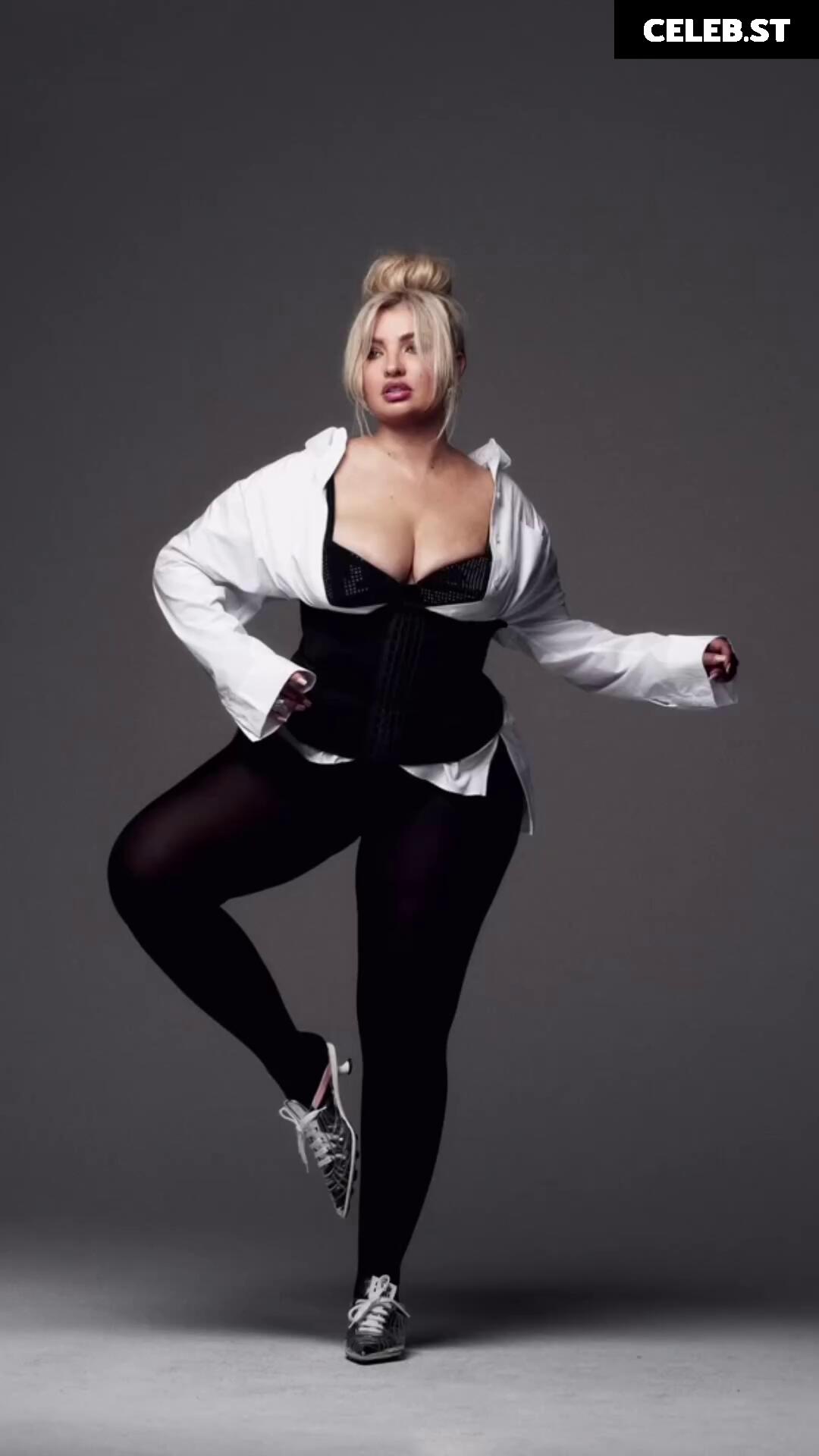 Sarina Nowak Image 2871235