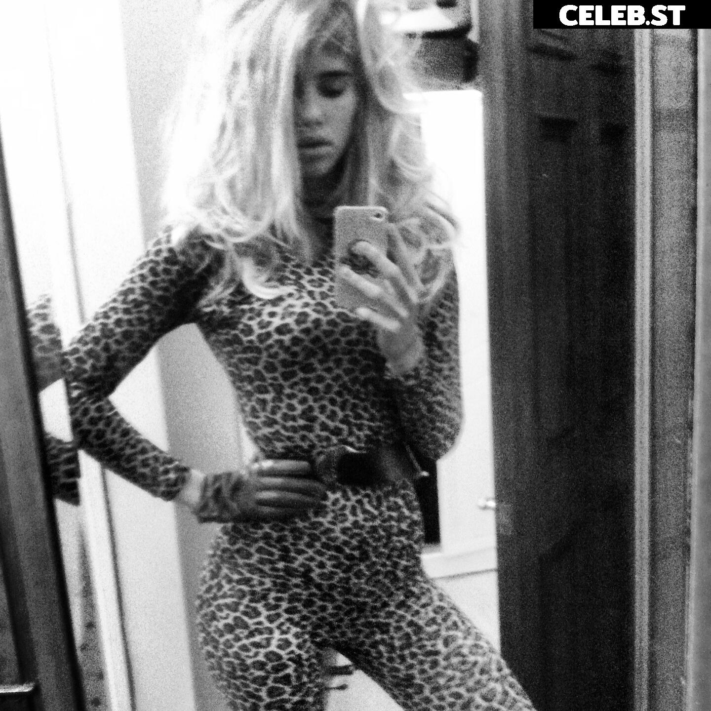 Suki Waterhouse Image 2872804