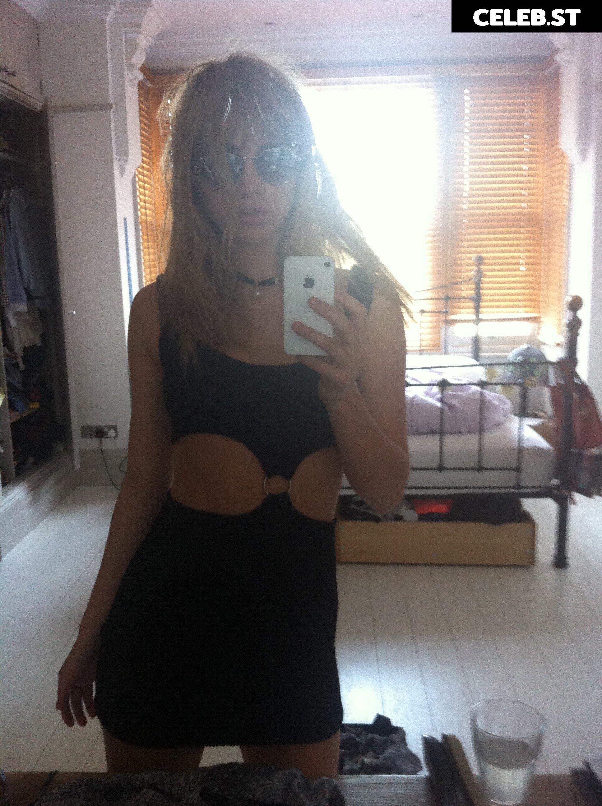Suki Waterhouse Image 2873016