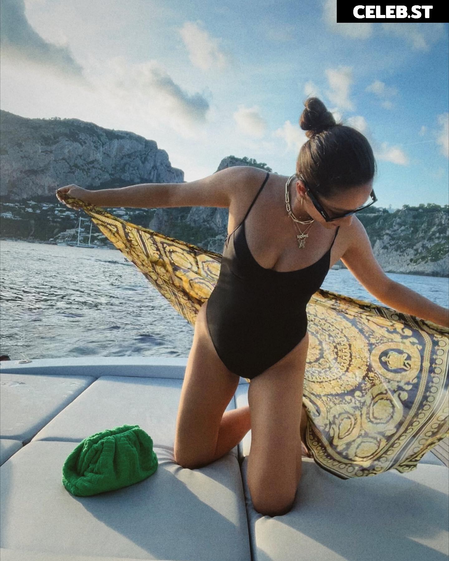 Shay Mitchell Image 2865748