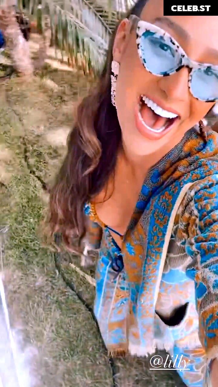 Shay Mitchell Image 2865336