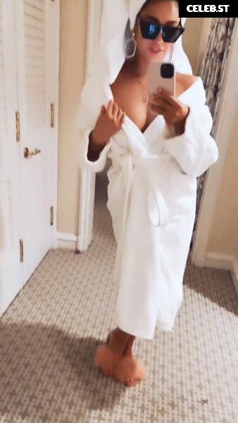 Shay Mitchell Image 2866237