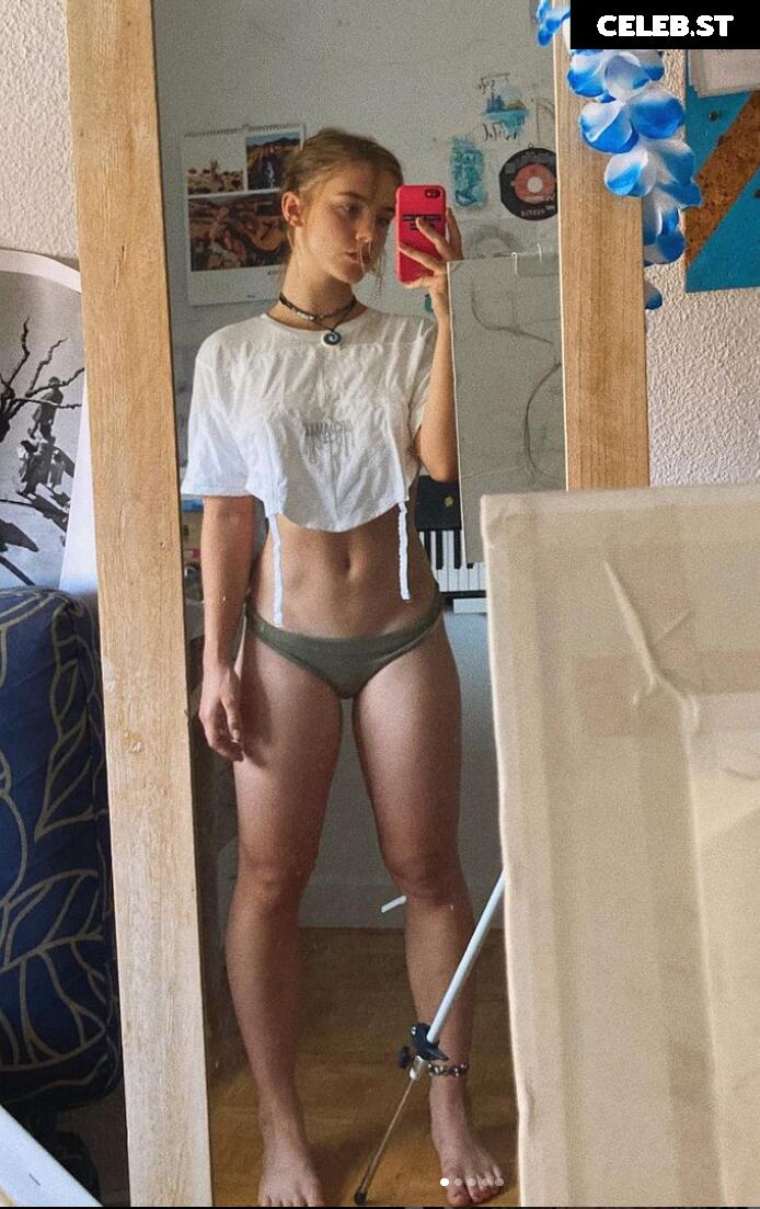 Clara Galle Image 2812016