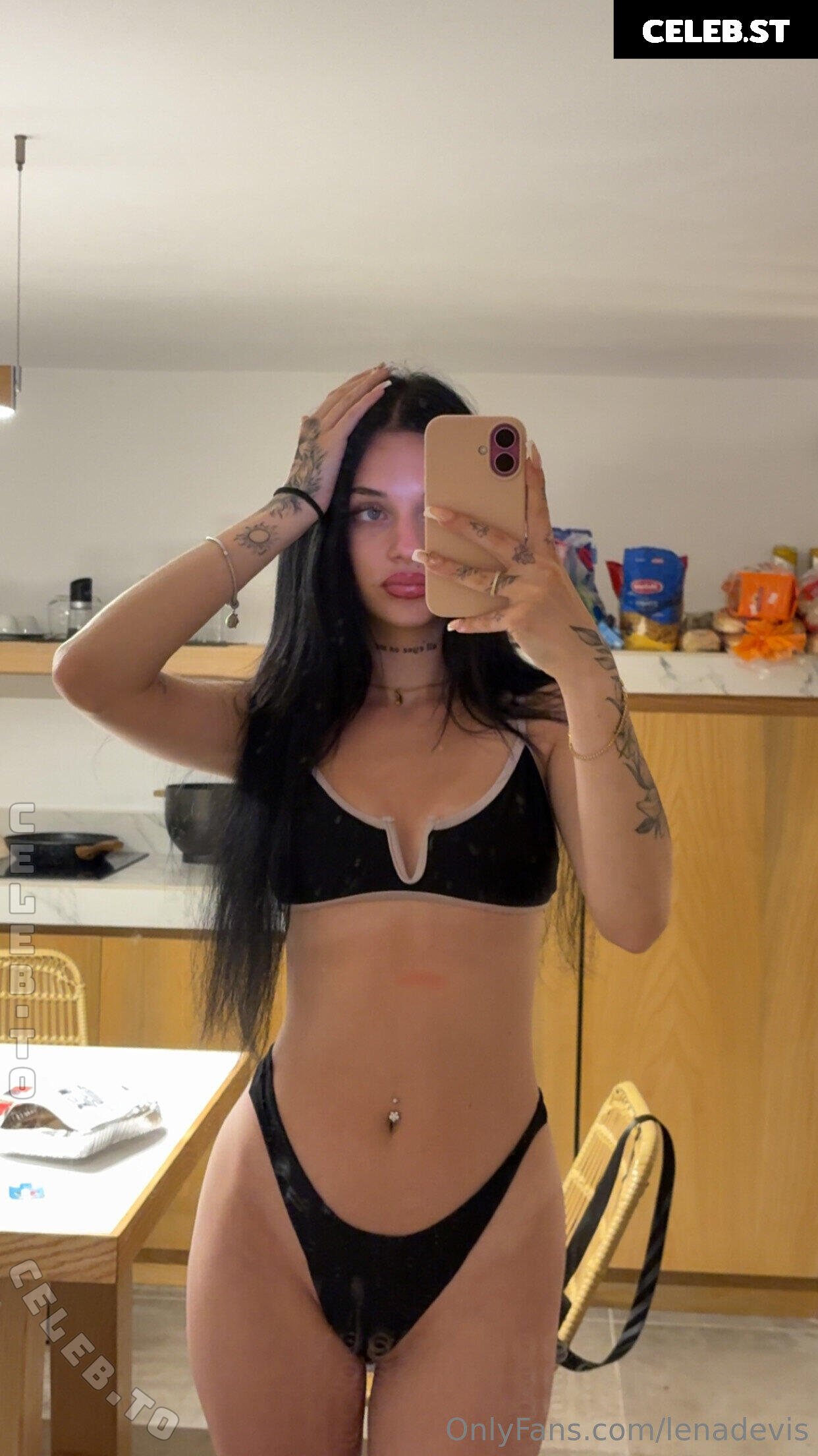 Lena Devis Image 24872775