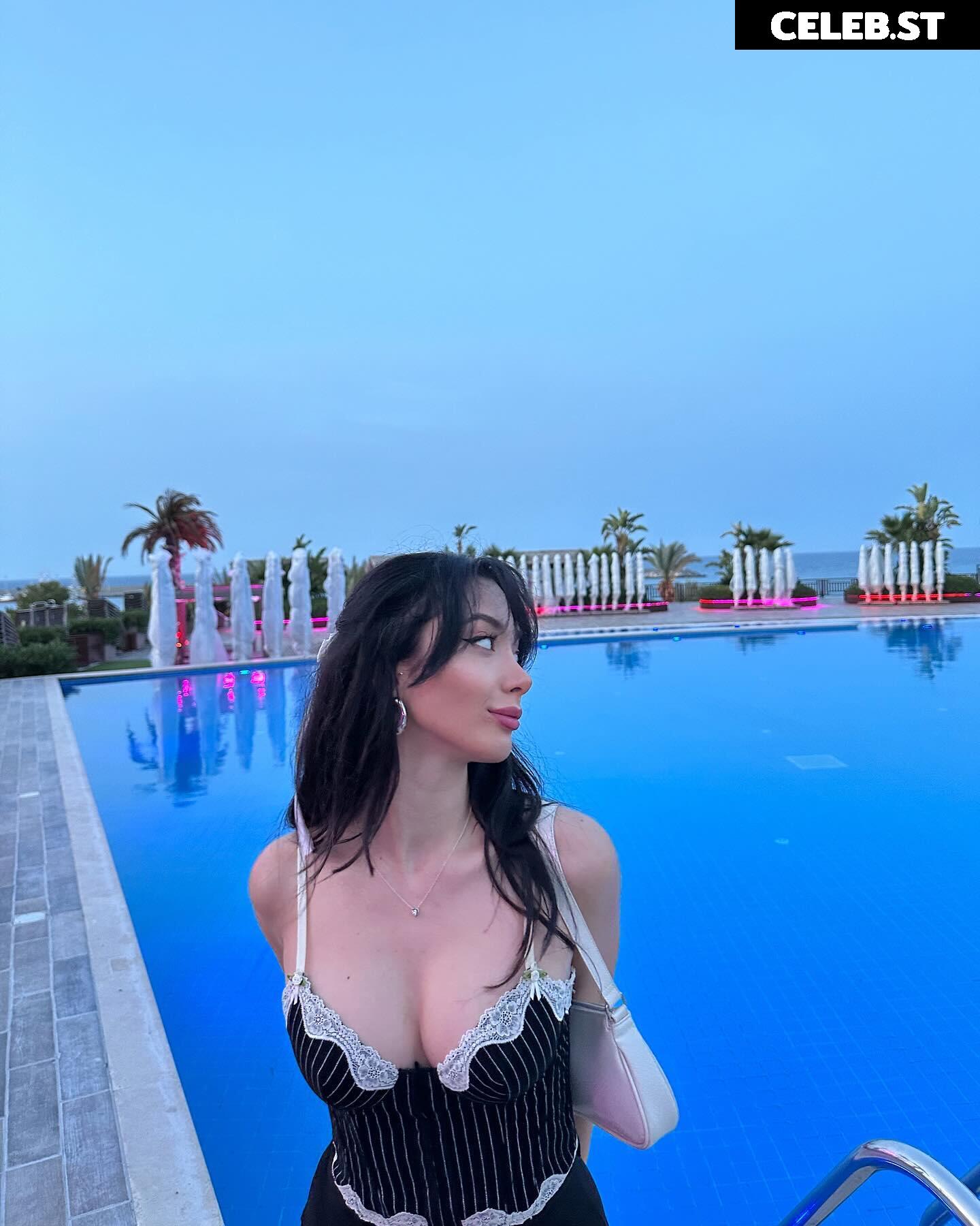 Merve Cin atavratmiyav Image 24894438