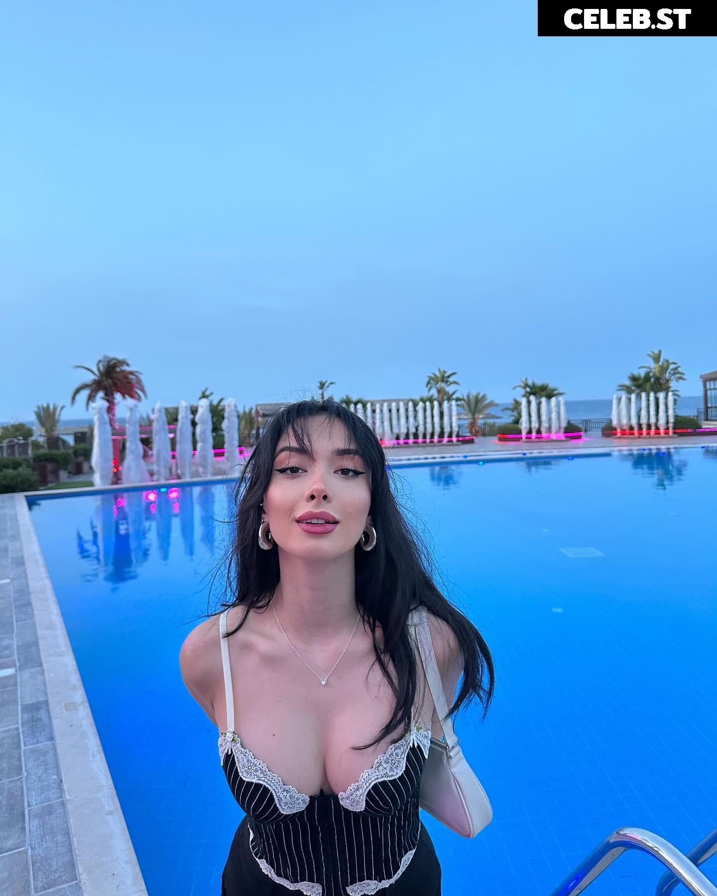 Merve Cin atavratmiyav Image 24894440