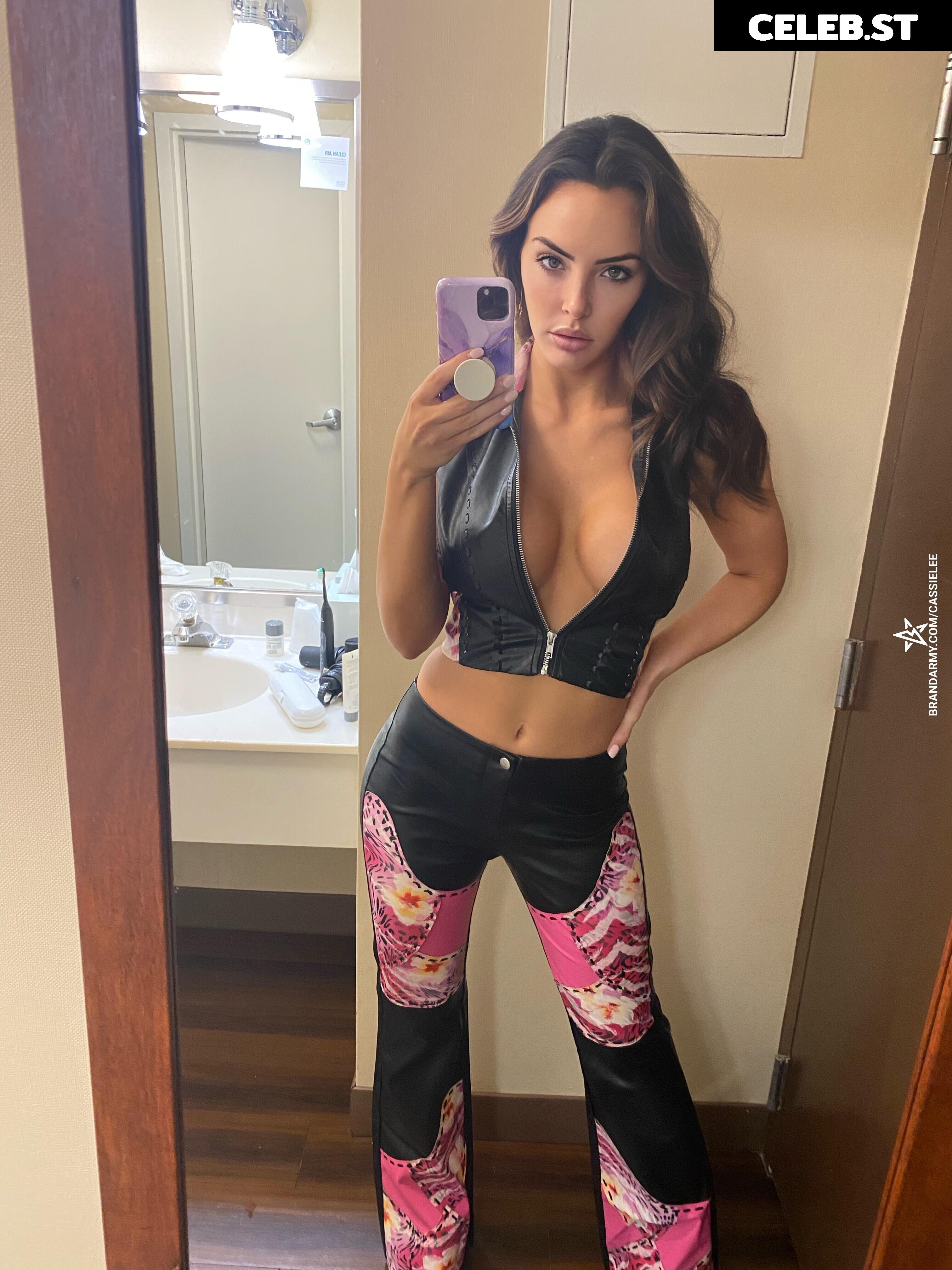 Cassie Lee/Jess McKay (Peyton Royce/Billie Kay) Image 24425473