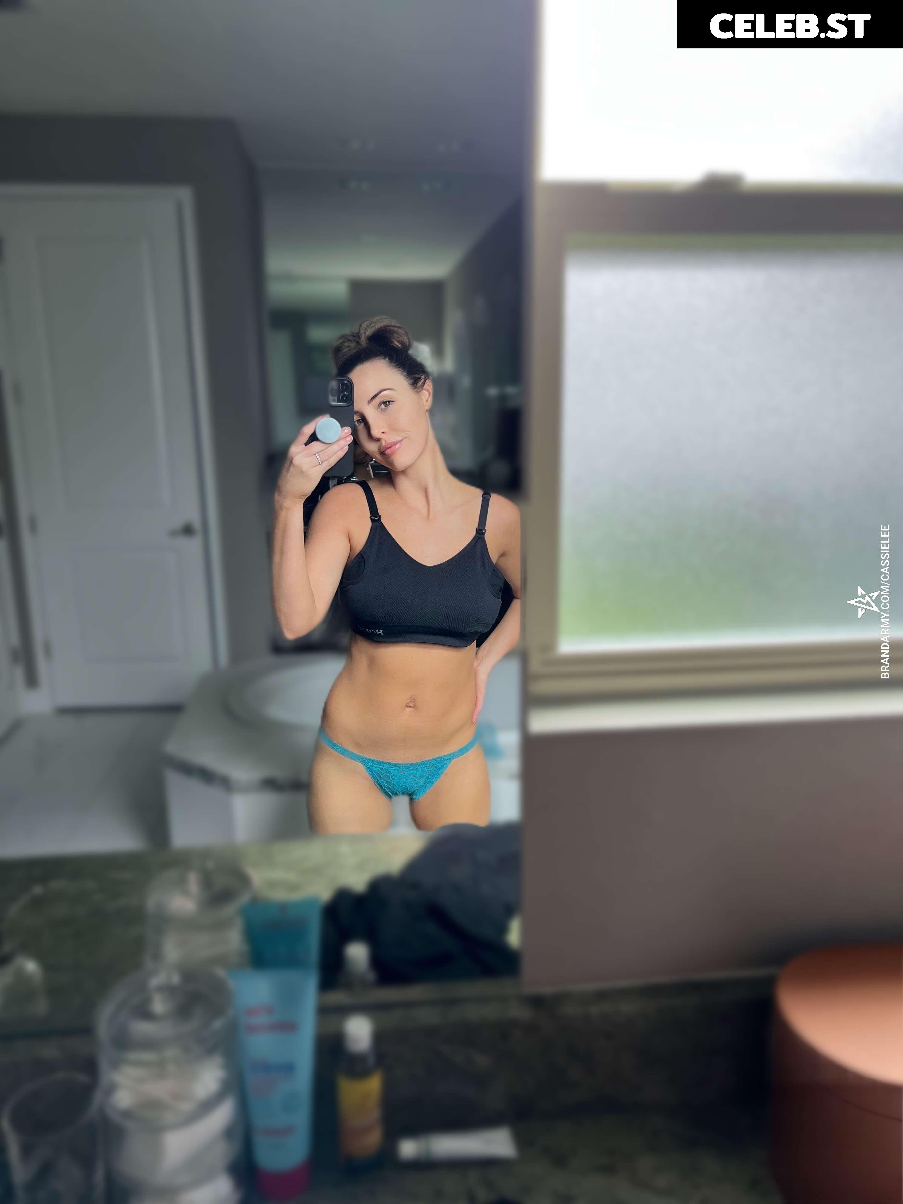 Cassie Lee/Jess McKay (Peyton Royce/Billie Kay) Image 24425755