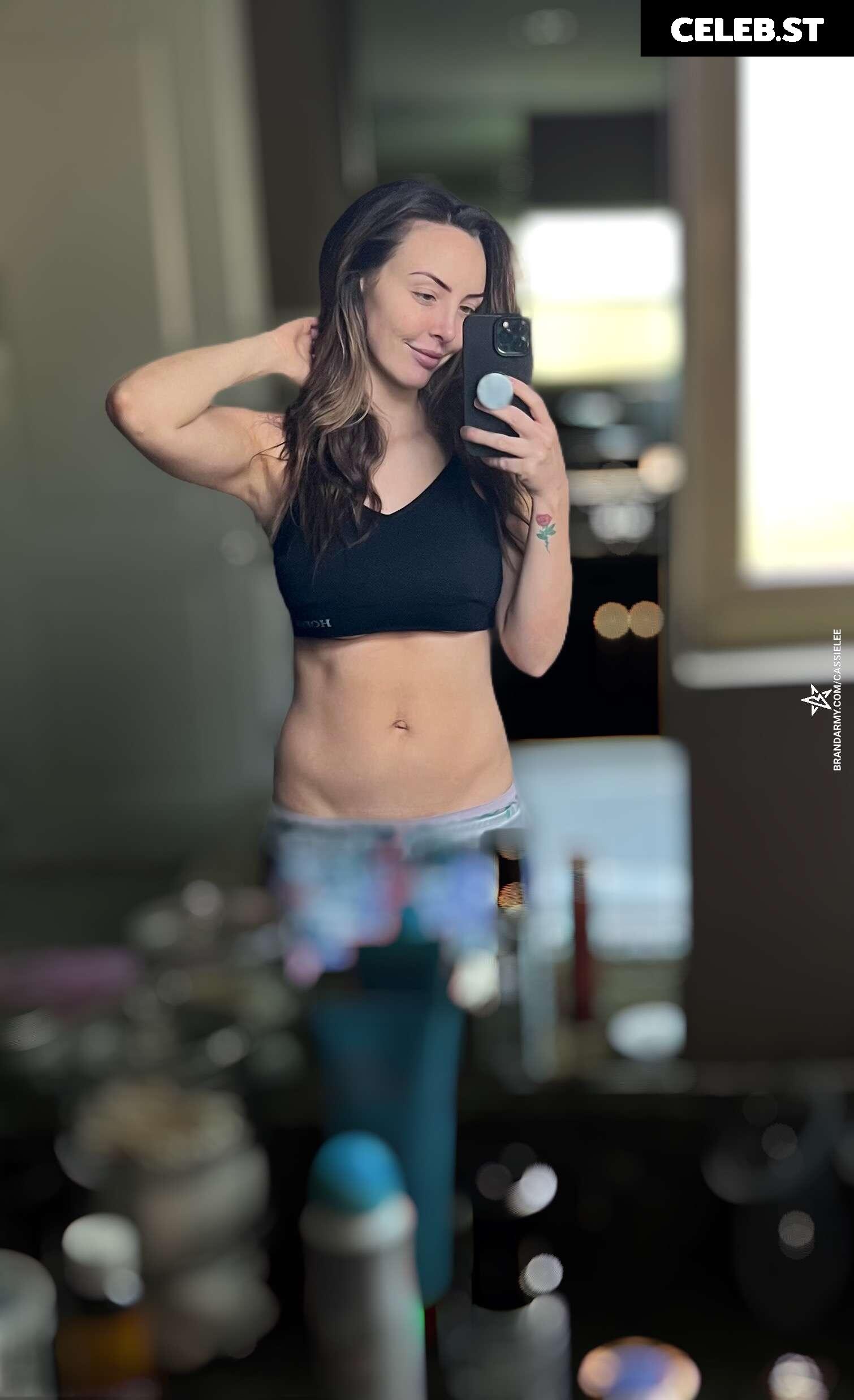 Cassie Lee/Jess McKay (Peyton Royce/Billie Kay) Image 24425759