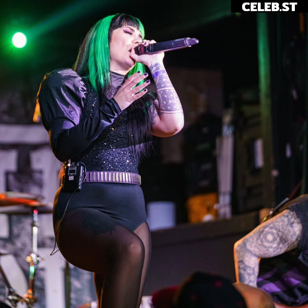 Chloe Drinkwater (Skarlett Riot Singer) Image 24424515